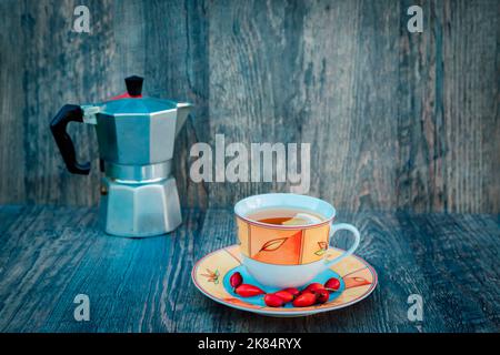 Une tasse de thé, des hanches roses et une bouilloire. Vitamines, prévention des maladies Banque D'Images