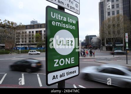 Photo du dossier datée du 6/4/2019 d'un panneau d'information à Tower Hill, dans le centre de Londres, pour la zone à très faible émission. Selon de nouvelles études, l'expansion de la zone de pollution de Londres pour les véhicules plus anciens a augmenté les revenus de Transports for London (TfL) de près de £100 millions. L'analyse RAC des chiffres de TfL a constaté que la décision de rendre la zone d'émission ultra-faible (Ulez) 18 fois plus importante a généré environ £93,6 millions de revenus supplémentaires de la part des conducteurs. Date de publication : vendredi 21 octobre 2022. Banque D'Images