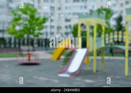 Vue floue sur l'aire de jeux moderne pour enfants dans le parc public Banque D'Images