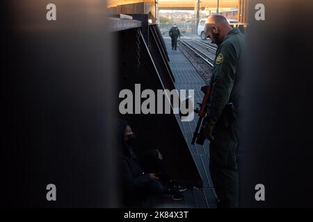 Juarez, Chihuahua, Mexique. 20th octobre 2022. Une femme de l'Équateur a été détenue par un agent de la police des frontières portant une arme à feu en caoutchouc, elle tentait de traverser la frontière irrégulièrement pour obtenir l'asile aux États-Unis. (Credit image: © David Peinado/ZUMA Press Wire) Credit: ZUMA Press, Inc./Alamy Live News Banque D'Images