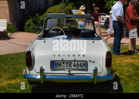 BADEN BADEN, ALLEMAGNE - JUILLET 2019: Triomphe blanc TR4 TR5 cabrio roadster 1961 1965, réunion oldtimer à Kurpark. Banque D'Images