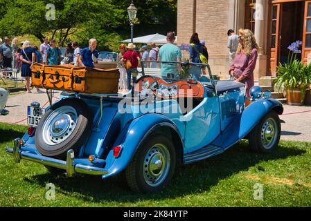 BADEN BADEN, ALLEMAGNE - JUILLET 2022: Blue MG TA, TB, TC, TD, TF Midget 1936 roadster cabrio, réunion oldtimer à Kurpark. Banque D'Images