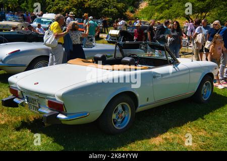 BADEN BADEN, ALLEMAGNE - JUILLET 2022: Blanc Fiat 124 Sport Spider 1966, réunion oldtimer à Kurpark. Banque D'Images