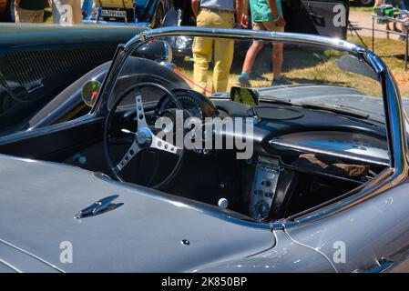 BADEN BADEN, ALLEMAGNE - JUILLET 2022 : intérieur du roadster gris CORVETTE C1 CABRIOLET CABRIO 1958 DE CHEVROLET, réunion de l'avant-garde à Kurpark. Banque D'Images