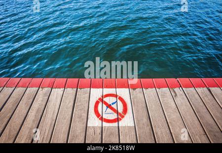 Aucun panneau de plongée sur la passerelle Banque D'Images