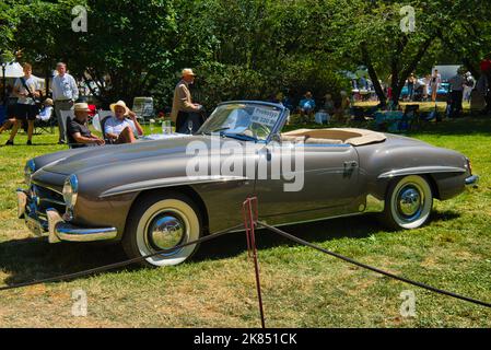 BADEN BADEN, ALLEMAGNE - JUILLET 2022: Mercedes-Benz 190 SL W121 1955 gris, réunion oldtimer à Kurpark. Banque D'Images