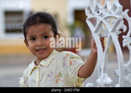 Jeune fille au zocalo, band stand Plaza Mijares, San Jose del Cabo, Baja California Sur, Mexique Banque D'Images