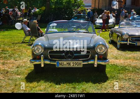 BADEN BADEN, ALLEMAGNE - JUILLET 2022: Mercedes-Benz 190 SL W121 1955 gris, réunion oldtimer à Kurpark. Banque D'Images