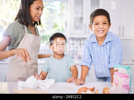 Cuisiner, aider et mère avec des enfants dans la cuisine pour apprendre, le petit déjeuner ou le développement créatif de l'enfant. Cuisine, famille et heureux avec maman et enfants Banque D'Images