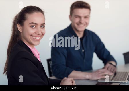 Processus de collaboration de l'équipe de jeunes entreprises multiculturelles et qualifiées lors de la réunion de remue-méninges au bureau. Groupe diversifié de jeunes vêtus Banque D'Images