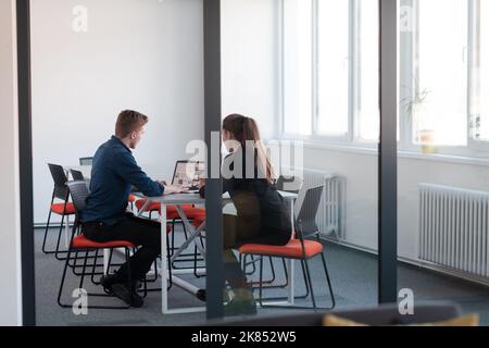 Processus de collaboration de l'équipe de jeunes entreprises multiculturelles et qualifiées lors de la réunion de remue-méninges au bureau. Groupe diversifié de jeunes vêtus Banque D'Images