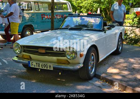 BADEN BADEN, ALLEMAGNE - JUILLET 2022: White Triumph TR 6 TR6 cabrio 1971, réunion oldtimer à Kurpark. Banque D'Images