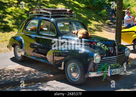 BADEN BADEN, ALLEMAGNE - JUILLET 2022: Black Peugeot 203 1948, réunion de l'oldtimer à Kurpark. Banque D'Images