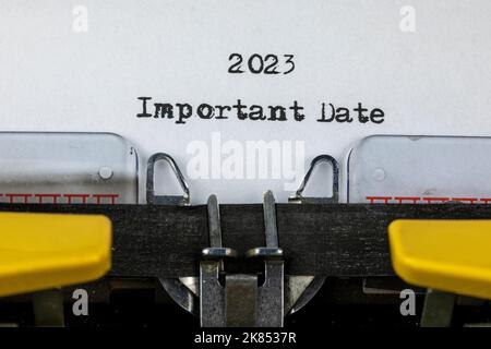 Liste des dates importantes 2023 écrite sur une ancienne machine à écrire Banque D'Images