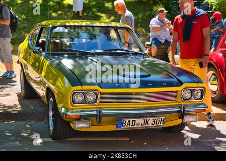 BADEN BADEN, ALLEMAGNE - JUILLET 2022: Jaune noir FORD CAPRI MK I 2800 1969 1974 sport coupé, oldtimer réunion à Kurpark. Banque D'Images