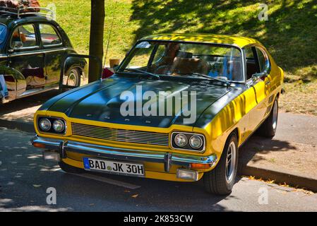 BADEN BADEN, ALLEMAGNE - JUILLET 2022: Jaune noir FORD CAPRI MK I 2800 1969 1974 sport coupé, oldtimer réunion à Kurpark. Banque D'Images