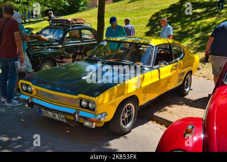 BADEN BADEN, ALLEMAGNE - JUILLET 2022: Jaune noir FORD CAPRI MK I 2800 1969 1974 sport coupé, oldtimer réunion à Kurpark. Banque D'Images