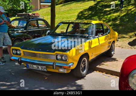 BADEN BADEN, ALLEMAGNE - JUILLET 2022: Jaune noir FORD CAPRI MK I 2800 1969 1974 sport coupé, oldtimer réunion à Kurpark. Banque D'Images