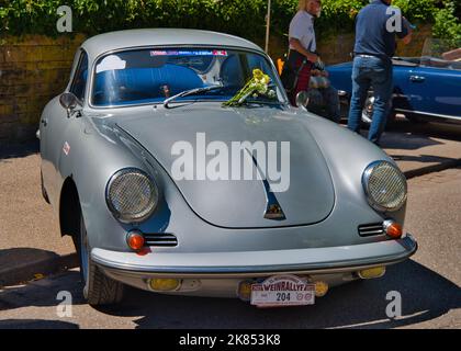 BADEN BADEN, ALLEMAGNE - JUILLET 2022: Gris argent PORSCHE 356 1948 coupé, oldtimer réunion à Kurpark. Banque D'Images