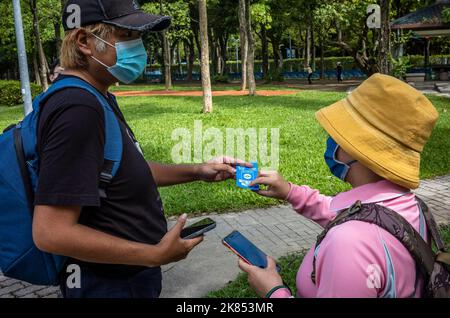 Taipei. 21st octobre 2022. Les joueurs échangent des cartes de jeu alors que les chasseurs Pokémon se sont rassemblés au parc forestier de Daan à Taipei, Taïwan pendant la zone Go Safari de Pokémon le 21/10/2022 par Wiktor Dabkowski crédit: dpa/Alay Live News Banque D'Images