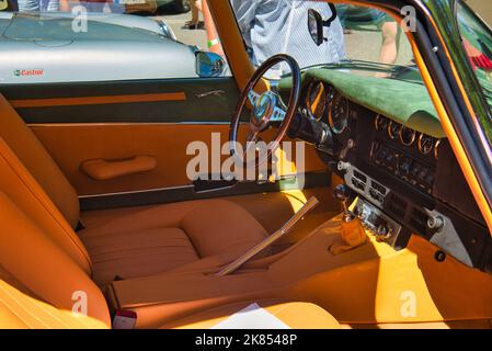 BADEN BADEN, ALLEMAGNE - JUILLET 2022 : intérieur en cuir jaune de JAGUAR E TYPE S1 3,8 coupé 1963 cabrio roadster, réunion oldtimer à Kurpark. Banque D'Images