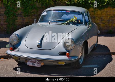 BADEN BADEN, ALLEMAGNE - JUILLET 2022: Gris argent PORSCHE 356 1948 coupé, oldtimer réunion à Kurpark. Banque D'Images