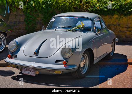 BADEN BADEN, ALLEMAGNE - JUILLET 2022: Gris argent PORSCHE 356 1948 coupé, oldtimer réunion à Kurpark. Banque D'Images