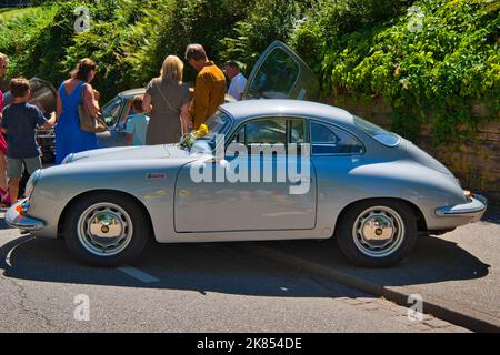 BADEN BADEN, ALLEMAGNE - JUILLET 2022: Gris argent PORSCHE 356 1948 coupé, oldtimer réunion à Kurpark. Banque D'Images