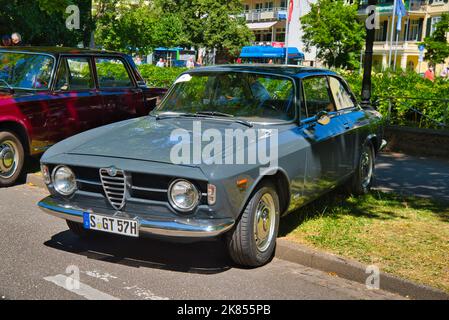 BADEN BADEN, ALLEMAGNE - JUILLET 2022: Gris Alfa Romeo 105 115 coupe GT Junior 1300 1967, réunion oldtimer à Kurpark. Banque D'Images