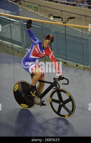 Sir Chris Hoy, en Grande-Bretagne, célèbre ses victoires Gold le Kierin masculin sur le nouveau circuit olympique de vélodrome Banque D'Images