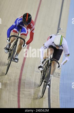 Victoria Pendleton en Grande-Bretagne (à gauche) et Anna Meares en Australie (à droite) pendant le sprint féminin semi-final. Banque D'Images