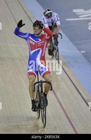 Sir Chris Hoy (à gauche), en Grande-Bretagne, célèbre la victoire de la finale masculine de Kierin, suivie de Mickael Bourgain, en France Banque D'Images