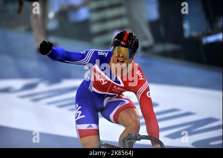 Chris Hoy, en Grande-Bretagne, célèbre ses victoires en or lors de la finale du sprint masculin Banque D'Images