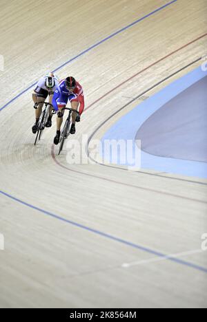 Chris Hoy (à droite), en Grande-Bretagne, sur le chemin de l'or lors de la finale du sprint masculin devant Maximillian Levy (à gauche), en Allemagne Banque D'Images