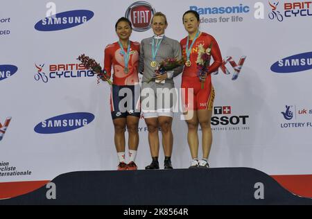 Anna Meares (au centre), en Australie, célèbre sa médaille d'or à la finale féminine de Kierin aux côtés de la médaillée d'argent Wai Sze Lee de Hong Kong et de la médaillée de bronze Shuang Guo de Chine Banque D'Images