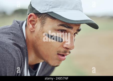 Homme, visage fatigué et joueur de base-ball pensant à la stratégie de jeu ou de match en forme physique, d'entraînement ou d'entraînement sur le terrain du stade. Zoom, joueur de softball ou Banque D'Images