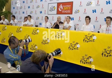 Team Sky's (de gauche à droite) Juan Antonio Flecha, Xabier Zandio, Rigoberto Uran, Ben Swift, Bradley Wiggins directeur général David Brailsford, Simon Gerrans, Geraint Thomas et Edvald Boasson Hagen pendant la conférence de presse Banque D'Images