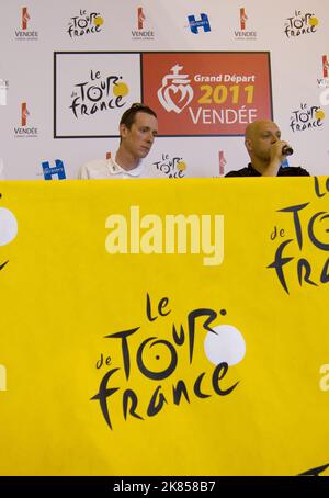 Bradley Wiggins (L) de Team Sky et le directeur général David Brailsford lors de la conférence de presse Banque D'Images