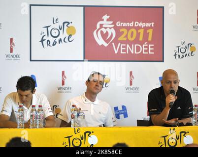 (G-D) Ben Swift de Team Sky, Bradley Wiggins et le directeur général David Brailsford pendant la conférence de presse Banque D'Images