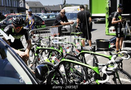 Ben Swift (L) de Team Sky, Dave Brailsford (C) et Edvald Boasson Hagen (R) après une séance de formation pendant la journée de repos Banque D'Images