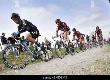 Christopher Sutton, de l'équipe Sky, fait le tour des pavés devant Marcus Burghardt, en Allemagne, de BMC Racing Team Banque D'Images