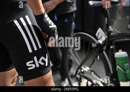 Étape 3 du Tour de Romandy, Suisse, Richie porte de Team Sky Procyclisme se prépare avant la course à la Neuveville Banque D'Images