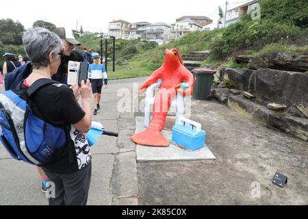 Sydney, Australie. 21st octobre 2022. L'exposition Sculpture by the Sea revient à la promenade côtière de 2km entre Bondi et Tamarama pour la première fois en trois ans et a été officiellement ouverte au public aujourd'hui. Photo : « Bruce » par Tom Buckland. Credit: Richard Milnes/Alamy Live News Banque D'Images