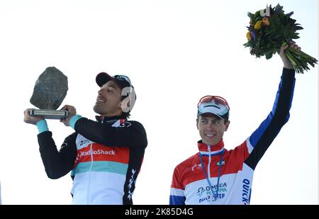 Fabian Cancellara de l'équipe RadioShack Leopard (à gauche) gagne Paris-Roubaix 2013 prenant son trophée (un bloc de pavés) et se tient sur le podium, à côté de Niki Terpstra (Omega Pharma QuickStep), à droite Banque D'Images