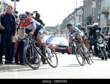 Niki Terpstra team Omega Pharma Quickstep prend un coin dans Cysoing 15km de l'arrivée à Roubaix pour venir troisième globalement Banque D'Images