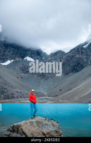 Woman Enjouy Blaisvatnet, Blue Lake est une destination de randonnée touristique, avec des montagnes des Alpes de Lyngen, Lyngenfjord, Troms og Finnmark, Norvège Banque D'Images