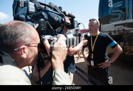 Sir David Brailsford, le principal de Team Sky Procycling, s'entretient avec les médias devant le bus de l'équipe le jour de l'ouverture du Tour de France à Porto Vecchio. Banque D'Images