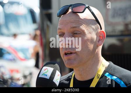 Sir David Brailsford, le principal de Team Sky Procycling, s'entretient avec les médias devant le bus de l'équipe le jour de l'ouverture du Tour de France à Porto Vecchio. Banque D'Images