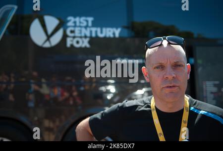 Sir David Brailsford, le principal de Team Sky Procycling, s'entretient avec les médias devant le bus de l'équipe le jour de l'ouverture du Tour de France à Porto Vecchio. Banque D'Images