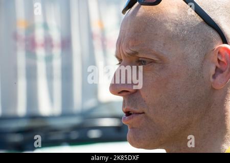 Sir David Brailsford, le principal de Team Sky Procycling, s'entretient avec les médias devant le bus de l'équipe le jour de l'ouverture du Tour de France à Porto Vecchio. Banque D'Images